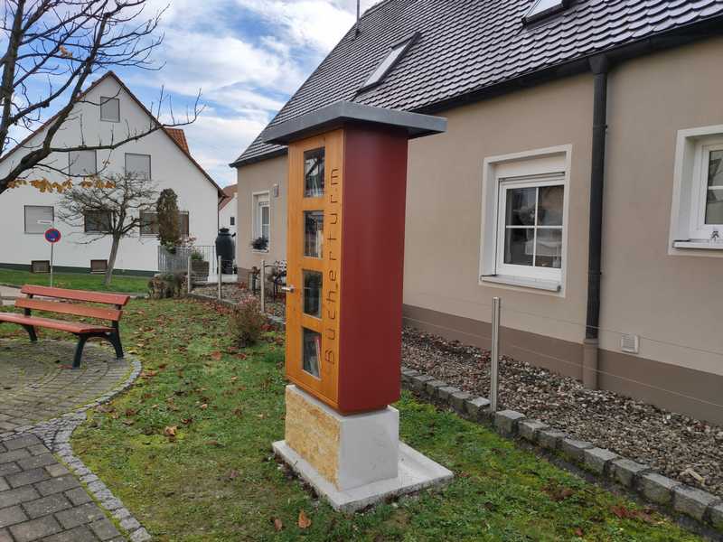 Bücherturm am Rathaus in Marktoffingen